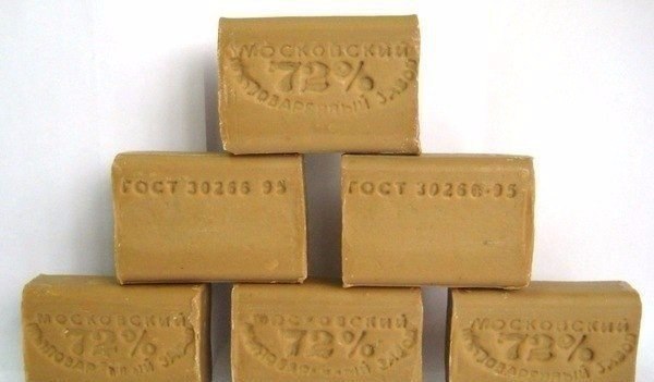 Коричневые брусочки хозяйственного мыла у большинства из нас ассоциируются с временами тотального дефицита. Однако и сейчас это средство даст фору передовым новинкам бытовой химии. Что там говорить: хозяйственное мыло при копеечной стоимости — просто незаменимый продукт! Судите сами.