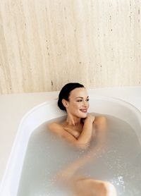 О том, что теплая ванна – это прекрасный способ расслабиться, известно всем. Но если подойти к процессу со знанием дела, из банального мытья эта процедура вполне может превратиться в подобие бальнеотерапии. 