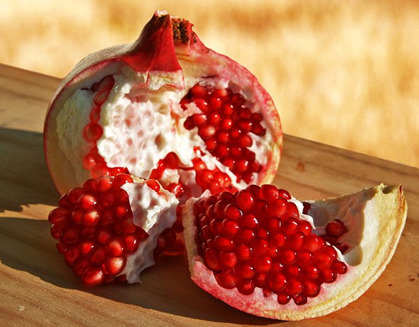 Гранат (гранатник) - кустарник или ветвистое дерево семейства гранатовых высотой до 6 м. Цветки пурпурные и округлые, плоды крупные с кожистым околоплодником. Ягоды с твердой кожурой и, как правило, красноватого цвета. В середине плода содержится очень много зерен: от 400 до 700 штук. 