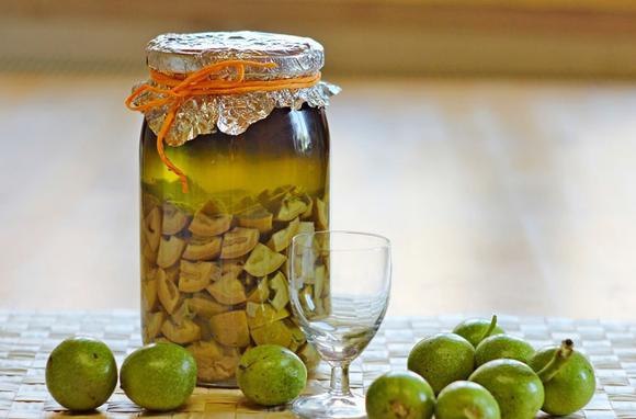 БАЛЬЗАМ ИЗ ЗЕЛЕНЫХ ГРЕЦКИХ ОРЕХОВ СВОИМИ РУКАМИ 