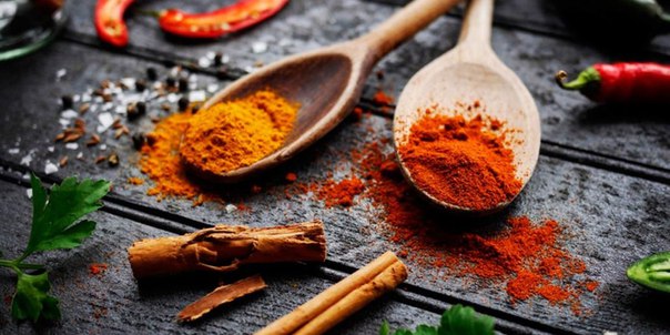 Частенько в приготовлении мяса мы используем красный перец. Кроме пикантного вкуса, приправа может похвастаться благотворным влиянием на организм. 