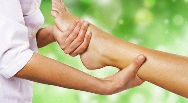 Массаж ребра стопы устранит боли в спине 