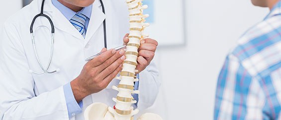 Специалисты усомнились в эффективности хирургической операции на позвоночнике