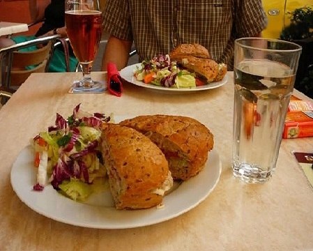 Для оптимального пищеварения еду нельзя запивать водой 