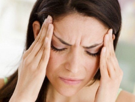 Мигрень - неврологическое заболевание, проявляющееся повторными (эпизодическими или регулярными) приступами мучительной пульсирующей головной боли, которая может длиться от 4 часов и до 7 дней и сопровождаться другими проблемами: 