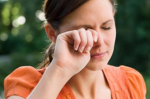 Почему дергается верхнее веко 