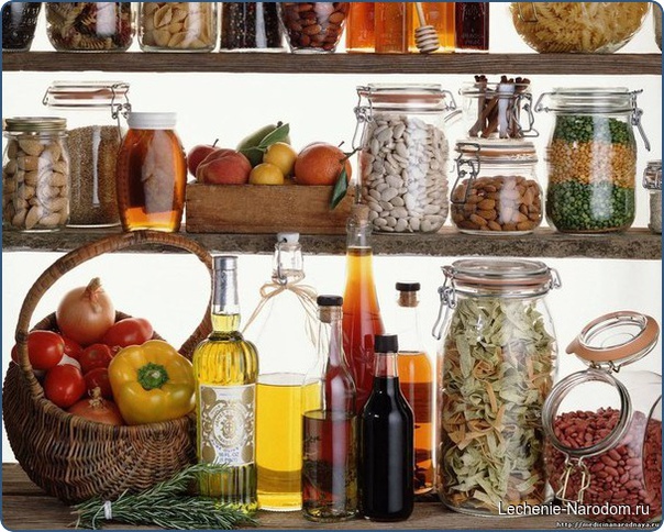 Ищем лекарства на кухне.