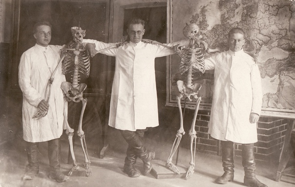 Студенты-медики во все времена неисправимы) 