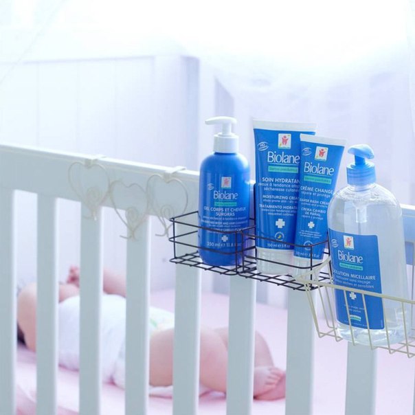 Dermo-paediatrics - специальная линейка средств #Biolane, созданная с учётом потребностей сухой и атопичной кожи. Такая кожа ежедневно нуждается в максимальном увлажнении и защите и, очень часто, обычных увлажняющих средств может быть недостаточно. В линейке представлено 4 средства: